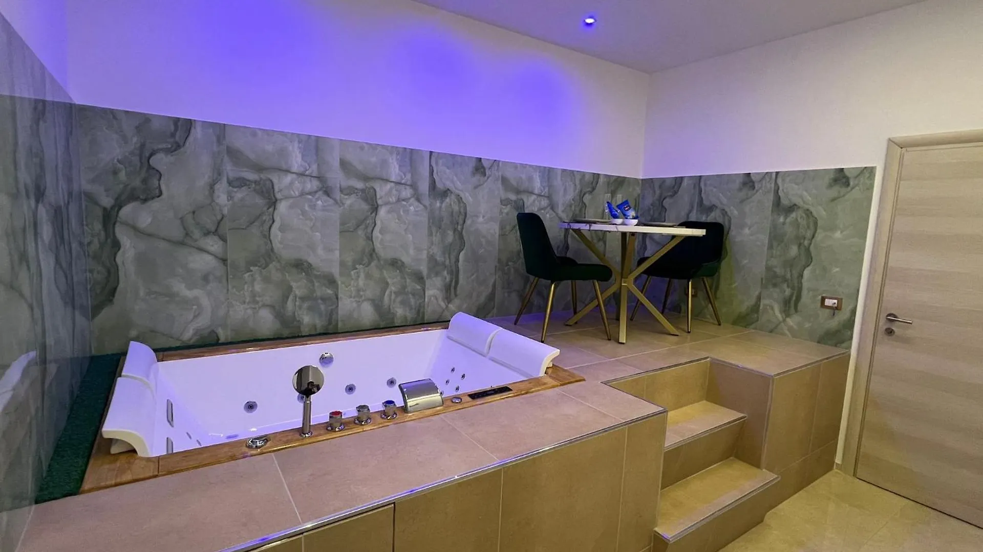 Broken Column Luxury Suite パレルモ